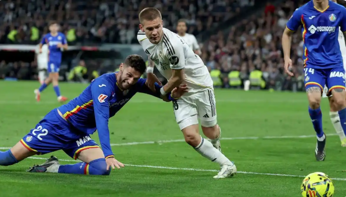 马斯坦托诺辱骂裁判“无耻”染红，皇马连败之夜添阴影