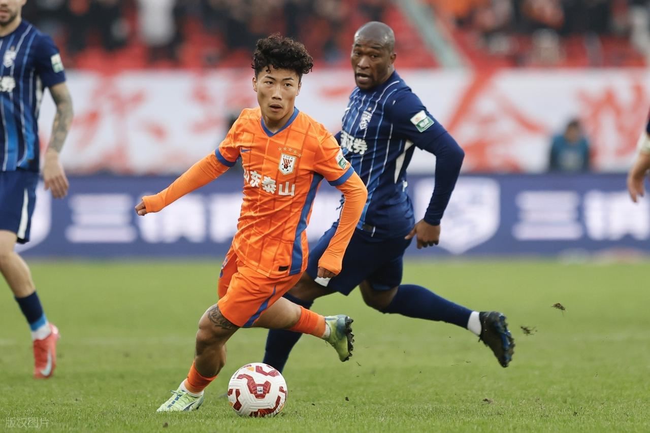 意外吗？鲁能7号球衣迎来新主人，24岁国脚成为新赛季绝对主力！