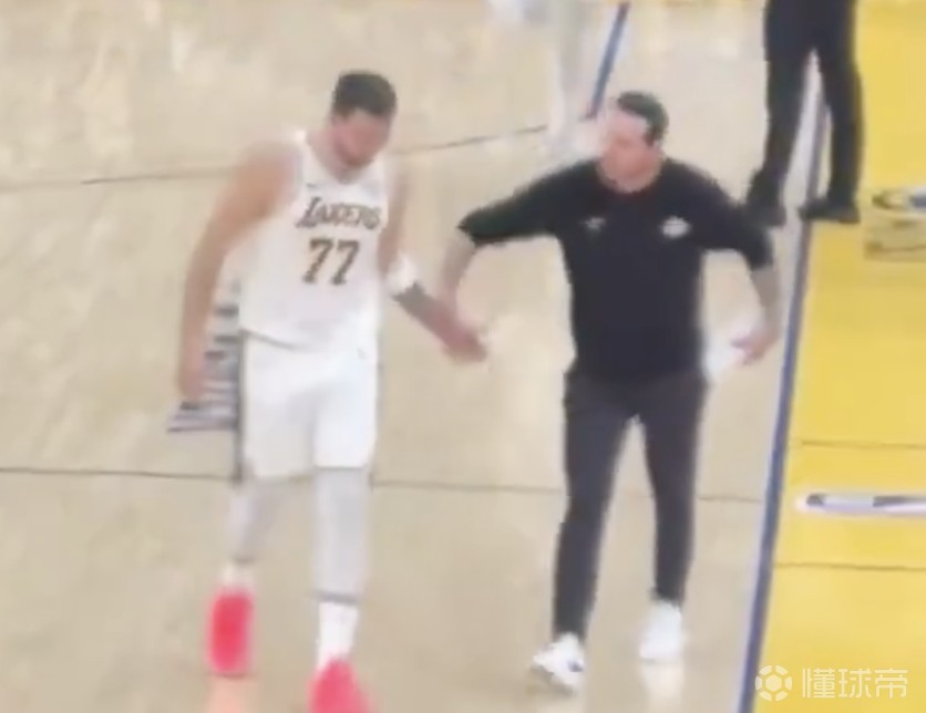 雷迪克与东契奇在湖勇大战疑似发生争吵，后者摊手表达不满