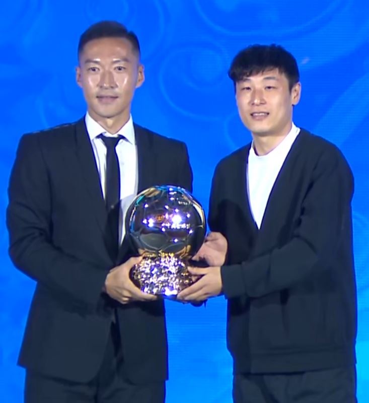 中国金球奖感人一幕！五金王为双金王颁奖，吴曦：或是最后一奖