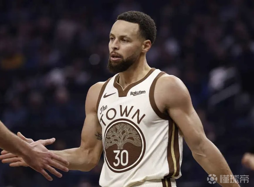 队记：库里将在10天后评估膝盖伤势，会至少再缺席五场比赛