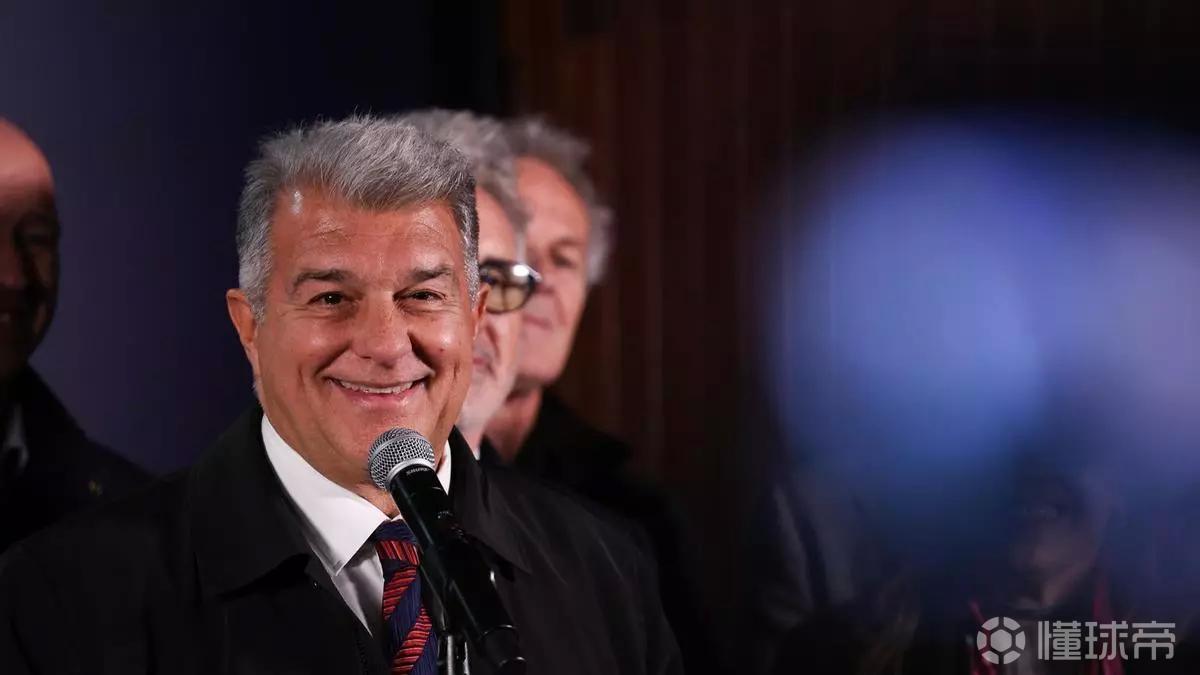 每体：会员签名递交后，拉波尔塔和他团队在其家中进行了会议