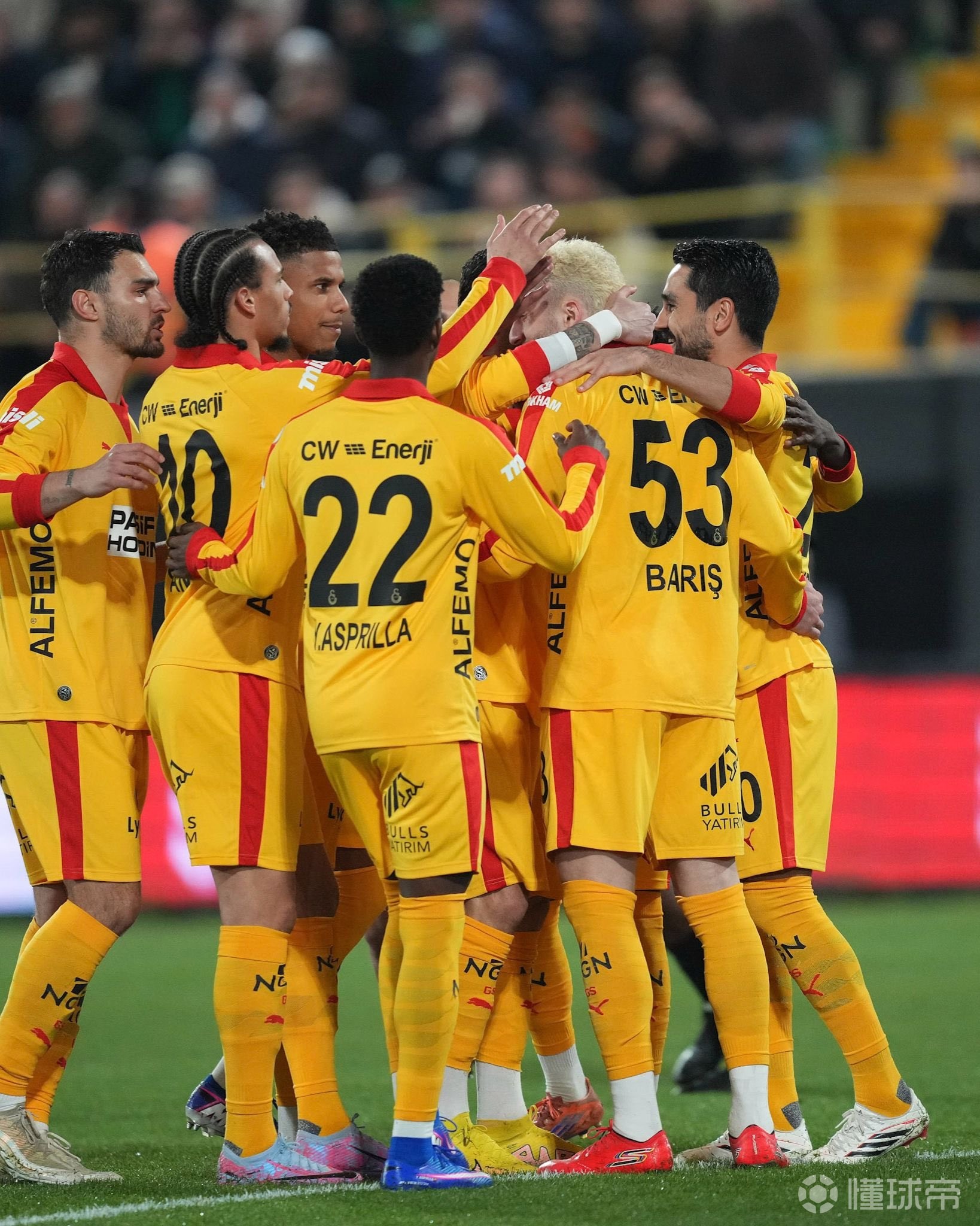 官方：加拉塔萨雷因球迷燃放烟火、投掷杂物等被罚款4万欧