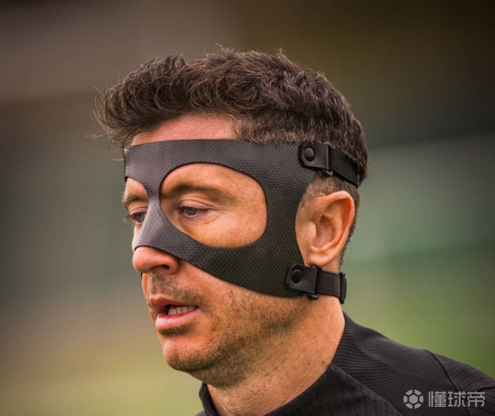 能否赶上出战毕包？巴萨官方晒莱万佩戴面具训练照片