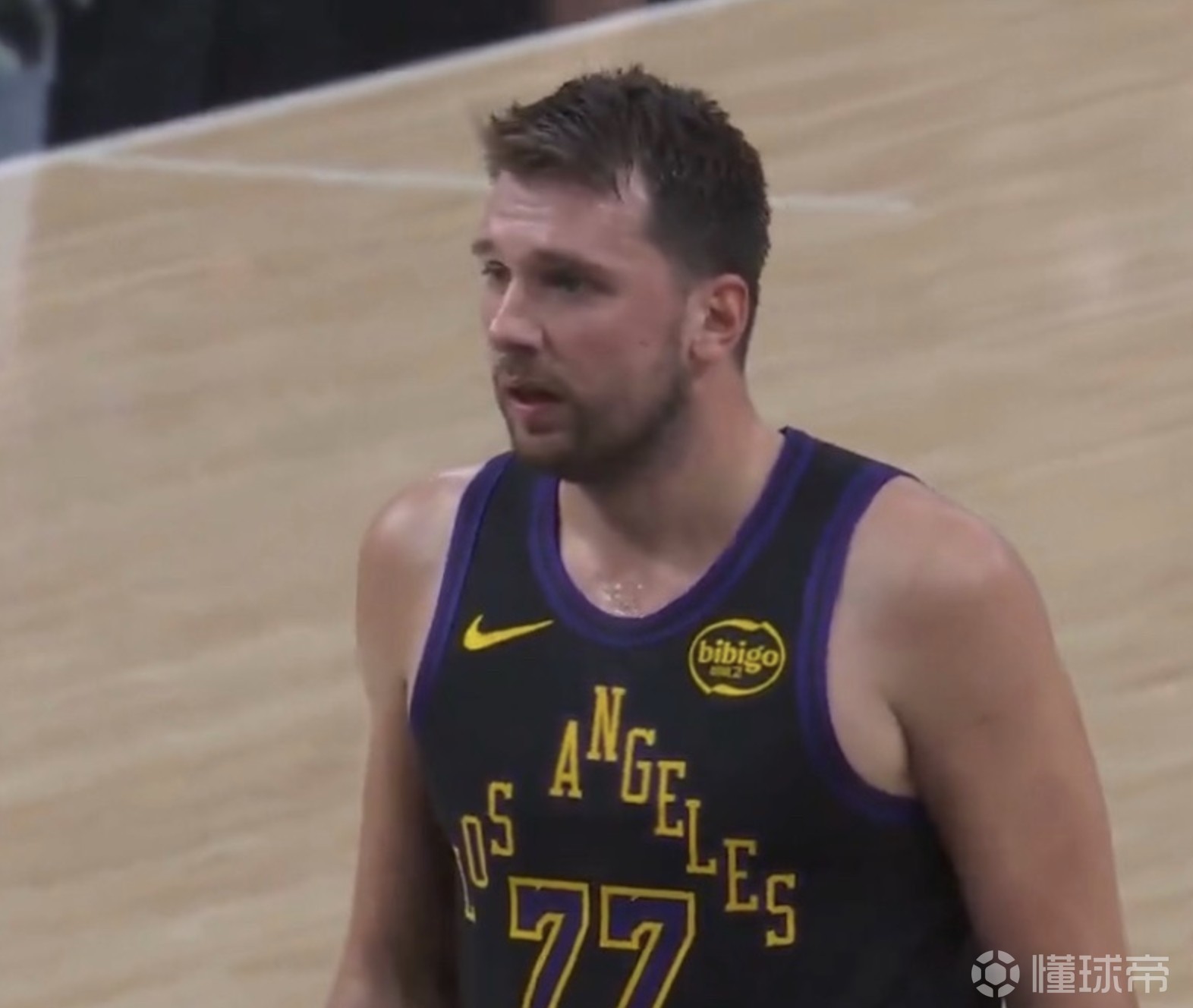 亏，东契奇罚球命中后抱怨对手提前进线，随后领到技术犯规