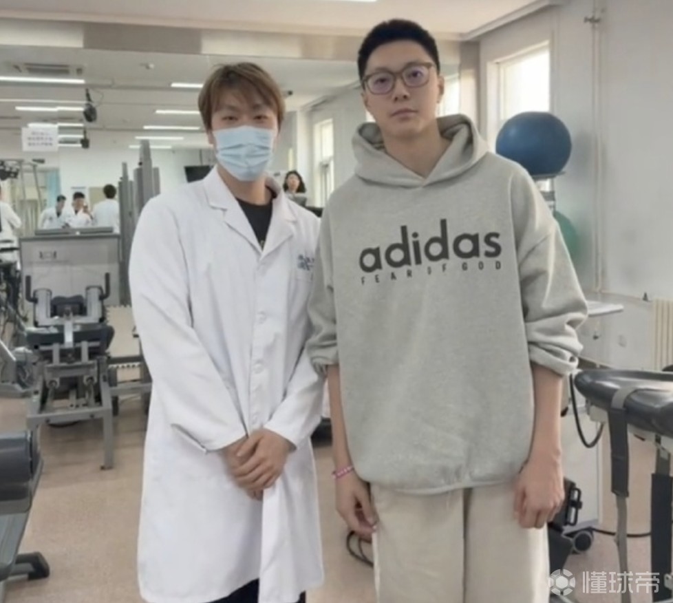 媒体人：胡明轩离开国家队后直奔体育总局医院治疗膝伤