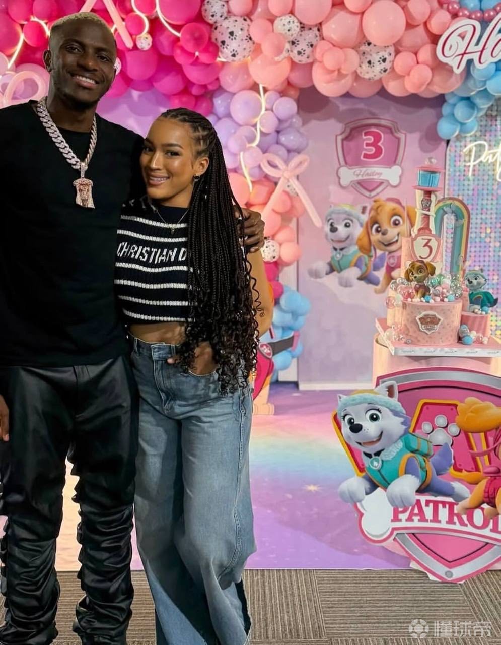 奥斯梅恩近日回应为何选择与喀麦隆女性结婚，而非来...