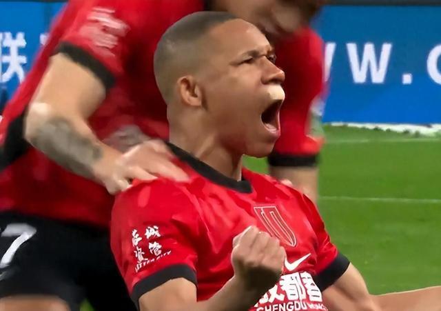 浴血双响！全场高呼“姆巴佩”，蓉城新援韦林顿曾是温格爱将