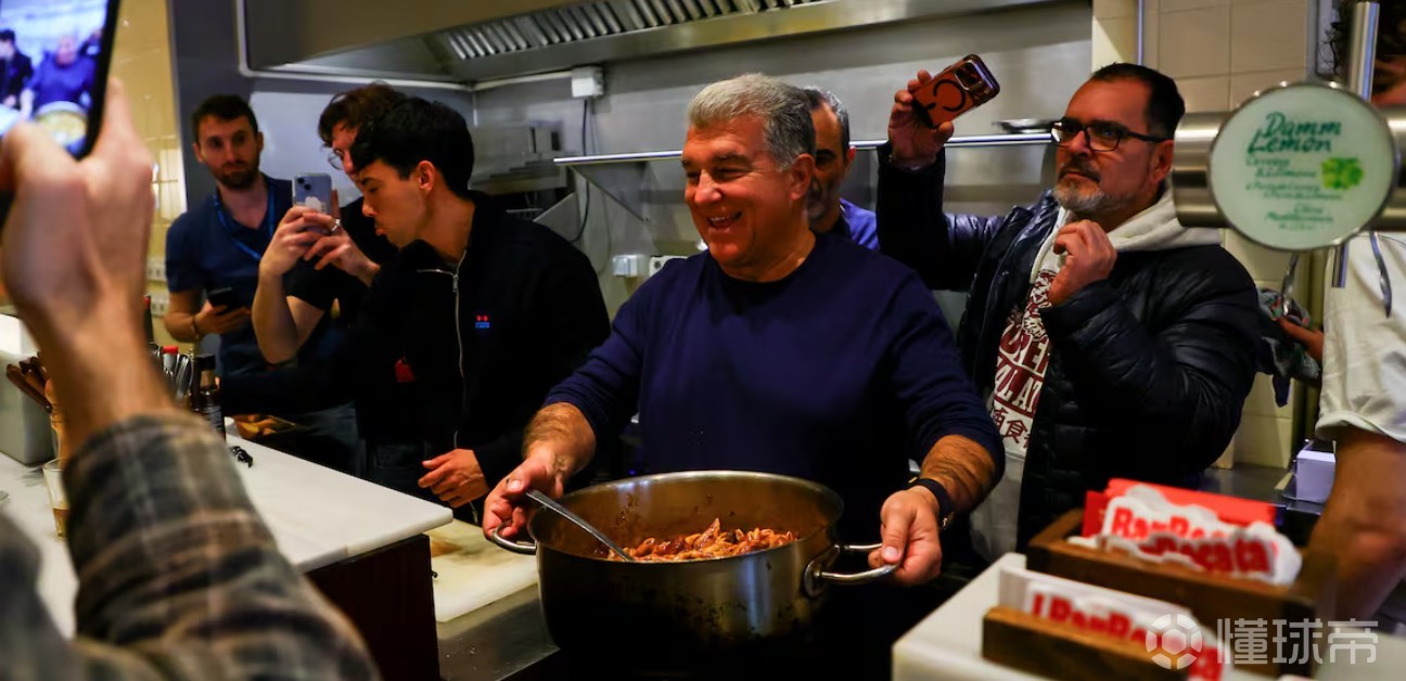  阿斯：拉波尔塔竞选巴萨主席策略变化，从亲民互动到直面丰特