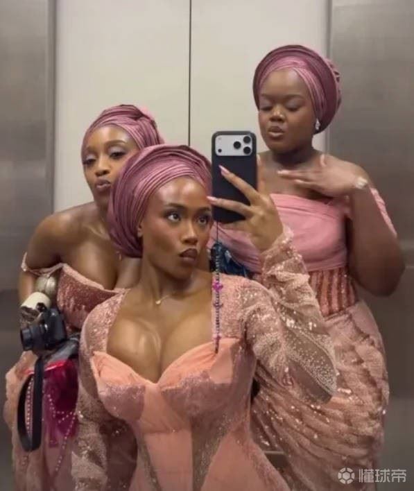  萨卡未婚妻晒自拍：她身穿低胸礼服参加婚礼