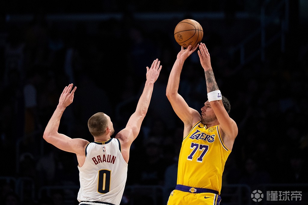 中投绝杀，东契奇26中10砍下30分11板13助三双数据，正负值-4