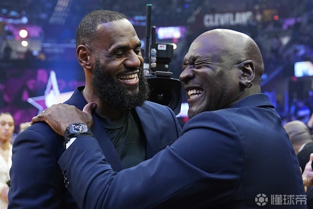 杜兰特：乔丹曾厌倦赛场但满血归来，詹姆斯则是一直坚持至今