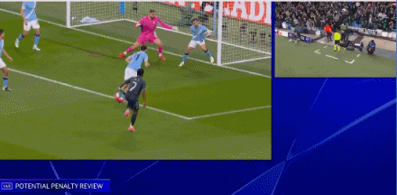 第22分钟，B席手球送点被罚下，维尼修斯点射，皇马总比分4-0曼城