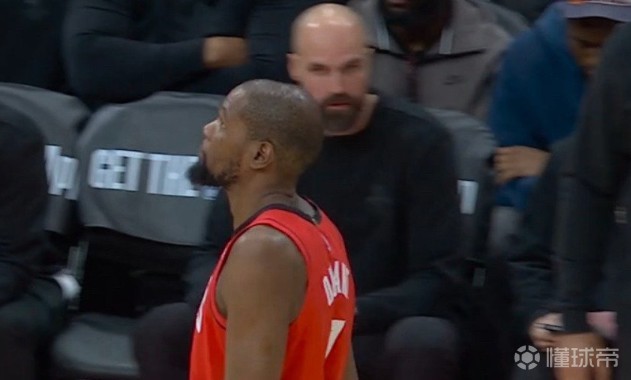 末节遭夹击进攻哑火仅2分，杜兰特16中8得到18分5板另有7失误