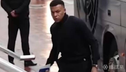 RMC介绍姆巴佩拿的手袋：价值3000欧，有狙击子弹命中的图案