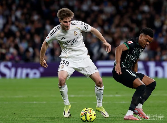 阿斯：皇马今夏将出售青训中场新星帕拉西奥斯，并保留回购权