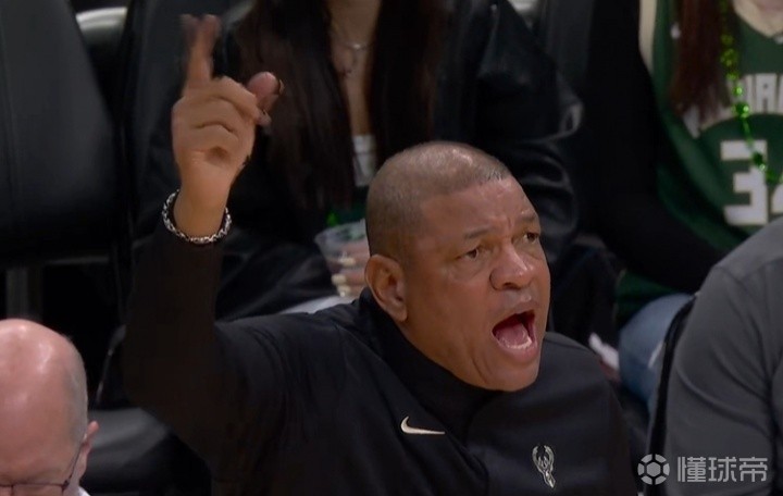 我求求你了，里弗斯没暂停却叫挑战，被吹技犯罚球完成“自杀”