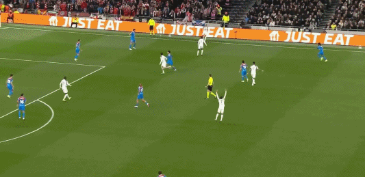 第30分钟，特尔传中，穆阿尼无人盯防头槌破门，热刺1-0！总比分3-5！