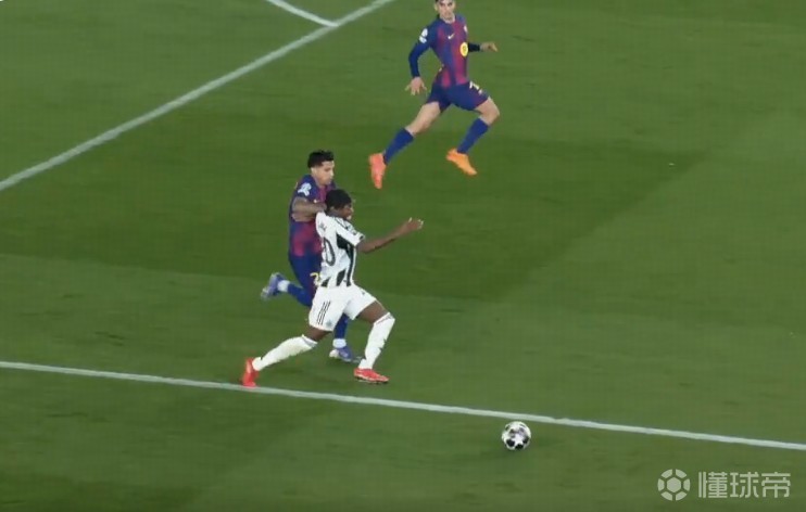 有争议，坎塞洛撞倒特里皮尔未得牌，禁区内扒拉埃兰加未判点