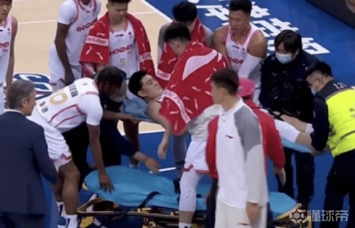 冯熙瑞脚踝疑似重伤，郑永刚：看着很揪心，希望他能平安无事