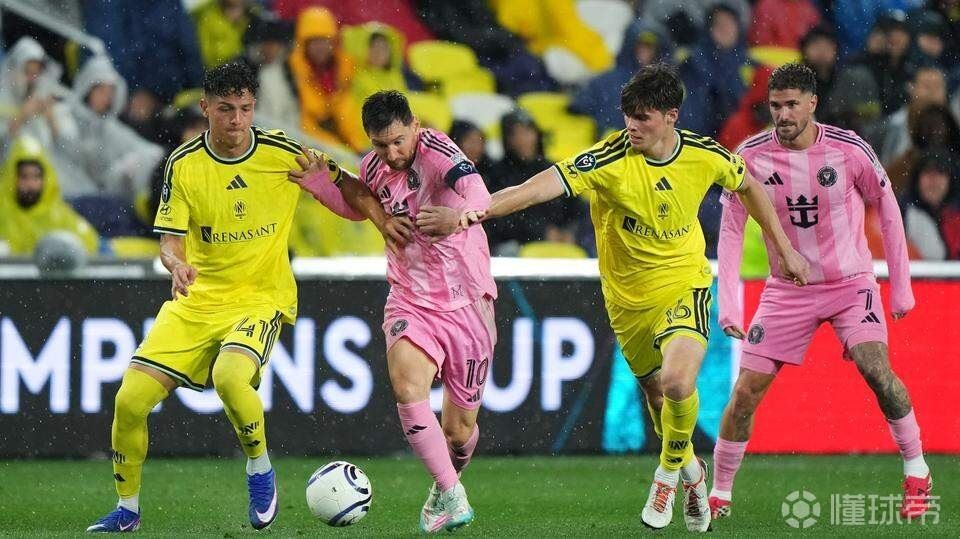 马斯切拉诺：因为夏洛特是人工草地，因此让梅西、德保罗轮休