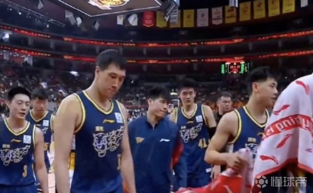 手感冰凉！广东8位国内球员一共得到18分，萨姆纳一人37分