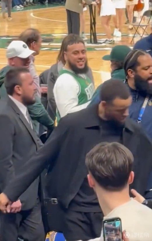 一名凯尔特人主场球迷猛拽库里胳膊被驱逐，后者满脸不悦