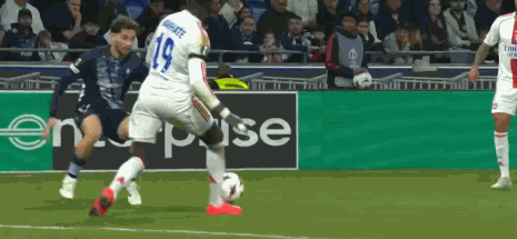 半场战报：里昂0-0塞尔塔，尼亚凯特染红，里昂2射门0射正